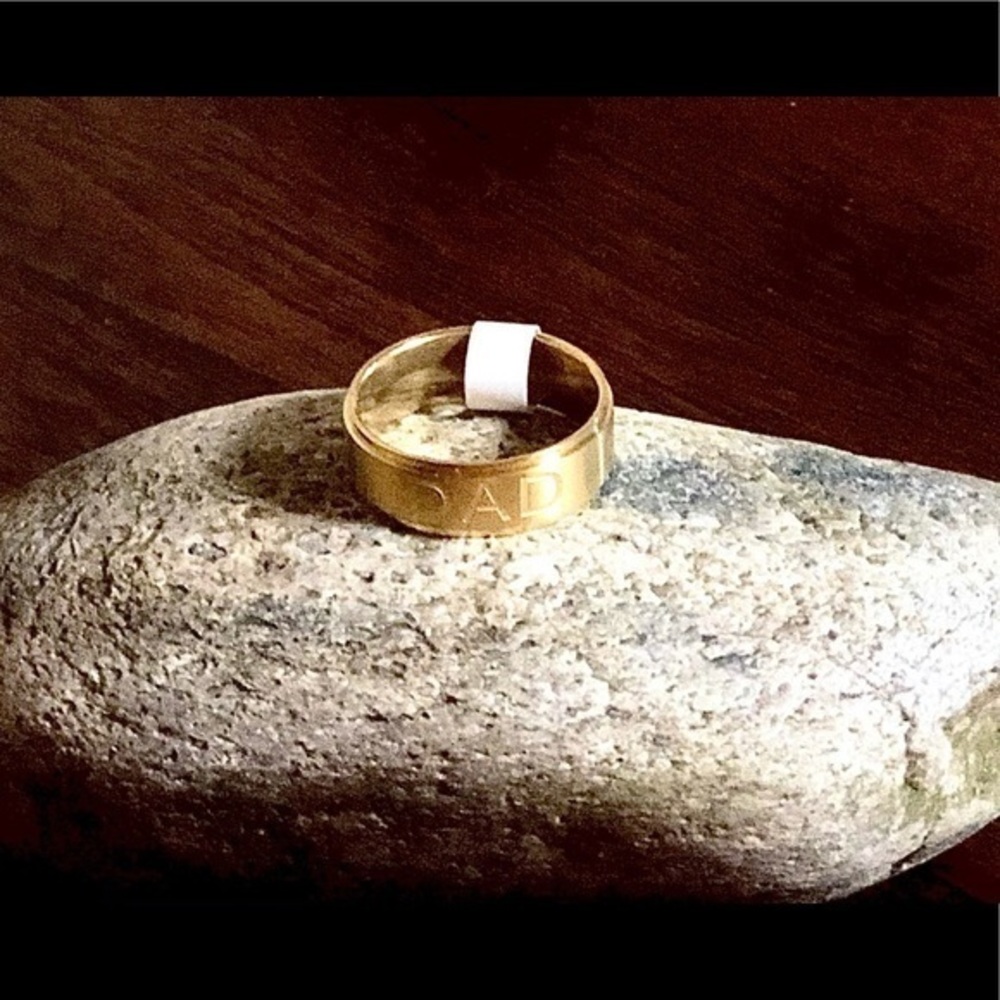 Mens  DAD ring comfort fit gold spell out sz 11